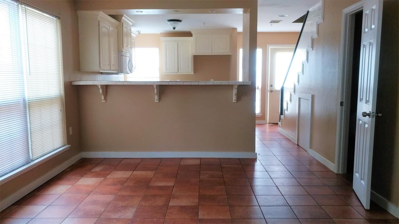 507 S Bonner Ave #D - Photo 4 of 16