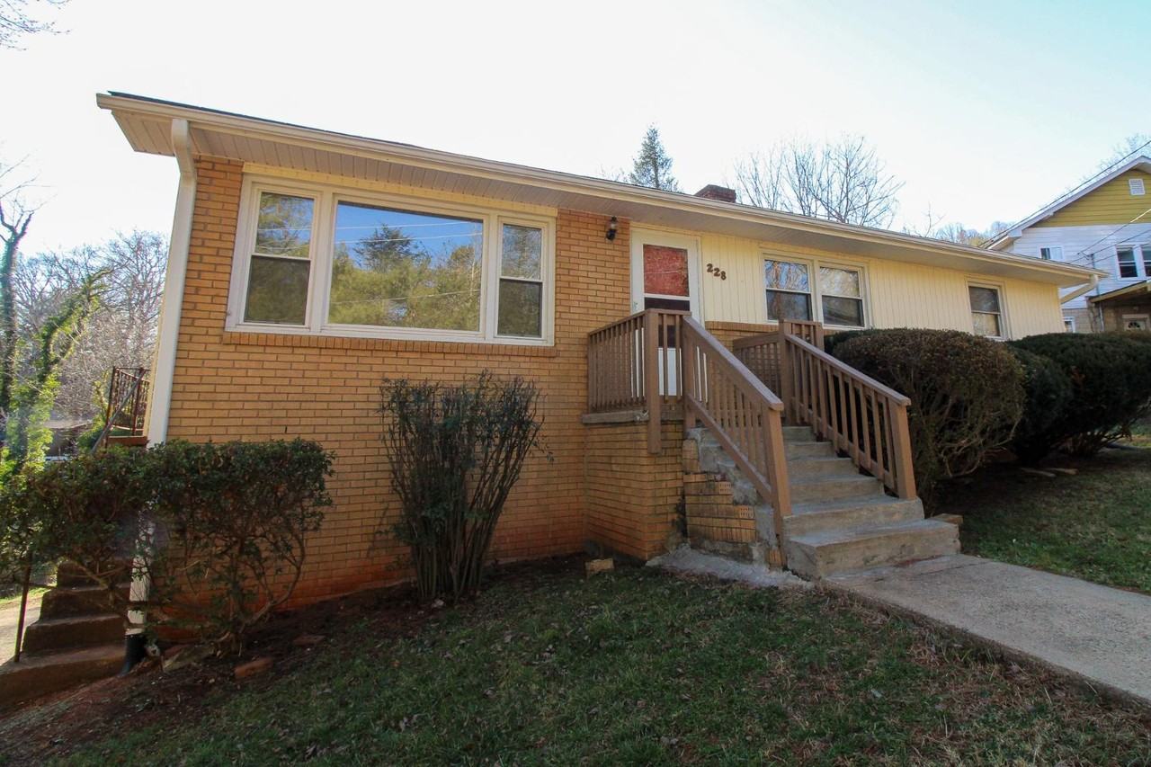 228 Aurora Dr - Photo 2 of 11