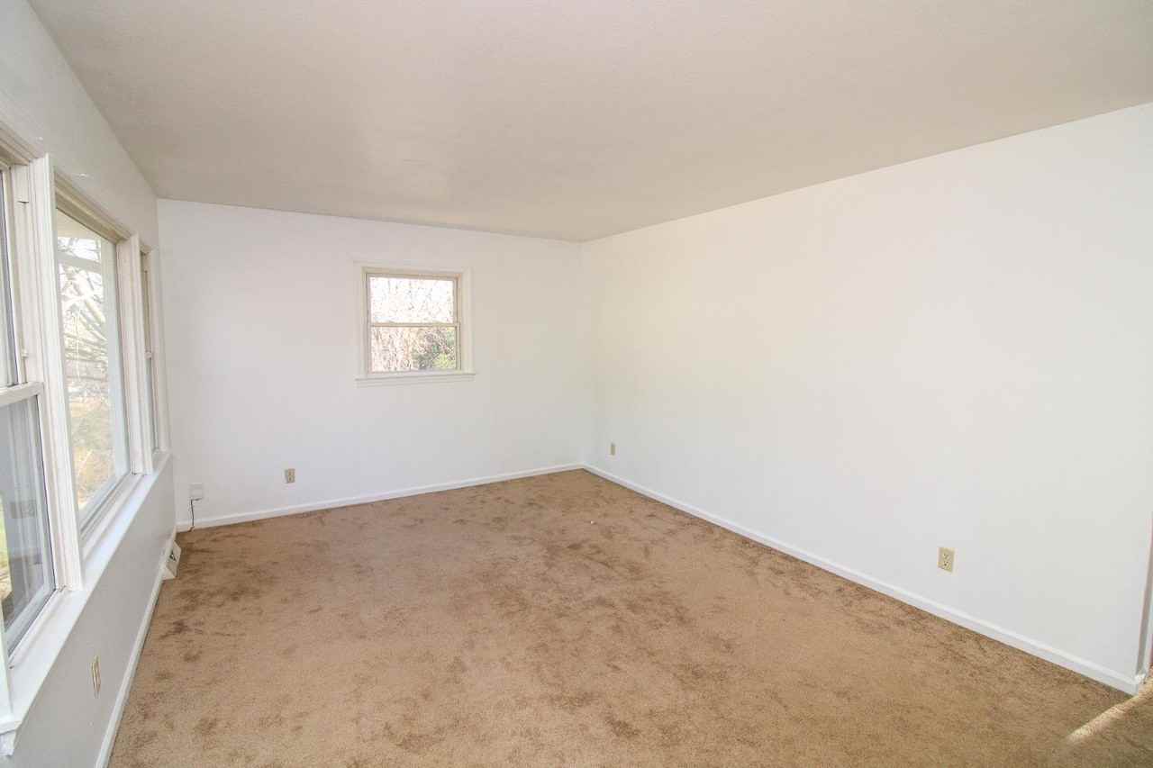 228 Aurora Dr - Photo 3 of 11