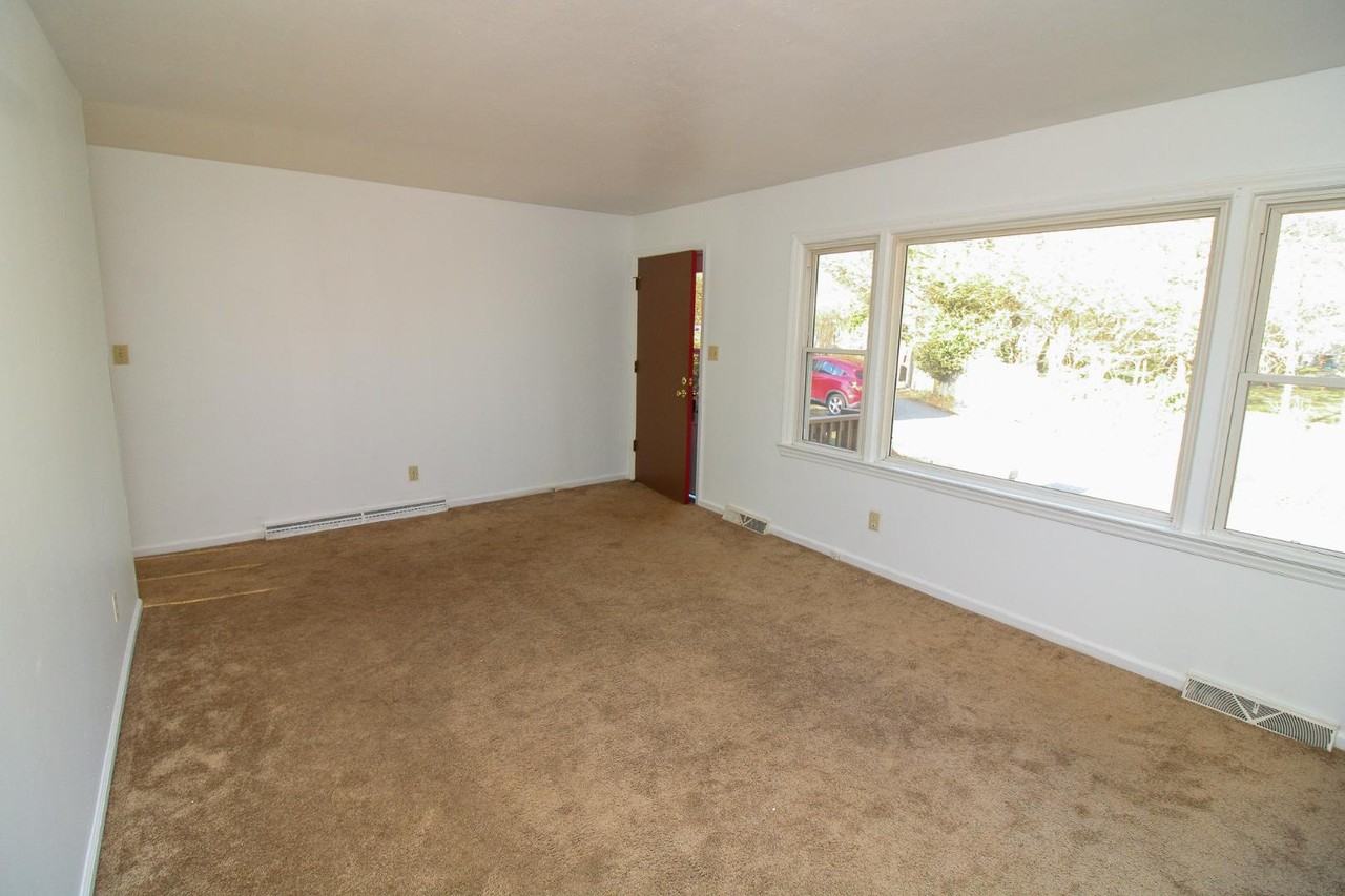 228 Aurora Dr - Photo 4 of 11