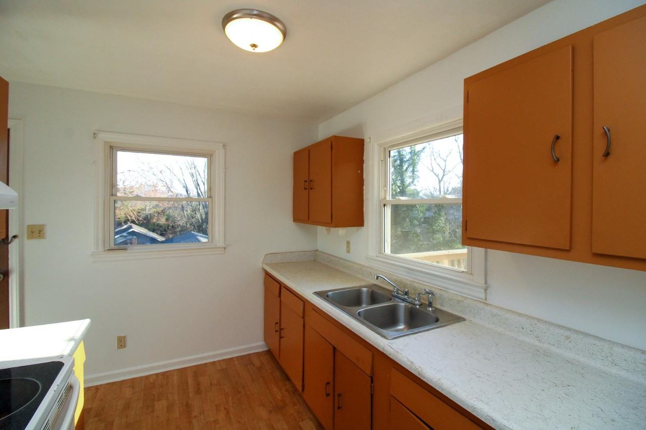 228 Aurora Dr - Photo 6 of 11