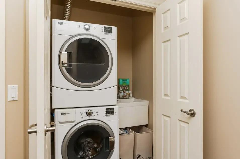 2 Bedroom 2.5 Bathroom by Kingsway - Photo 4 of 13