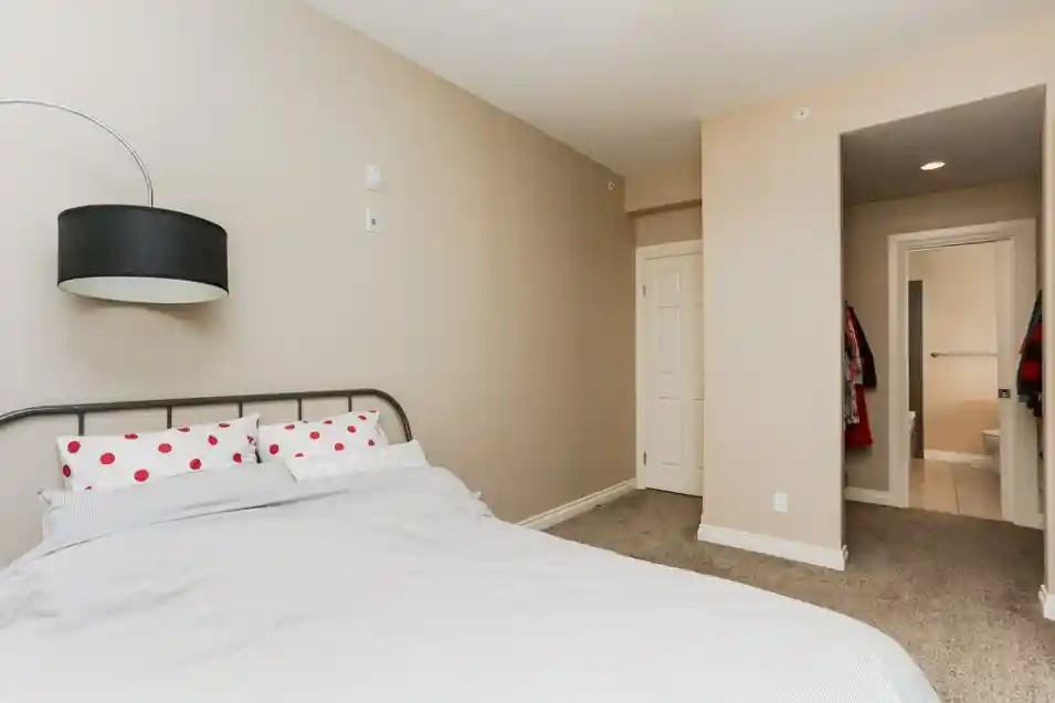 2 Bedroom 2.5 Bathroom by Kingsway - Photo 6 of 13