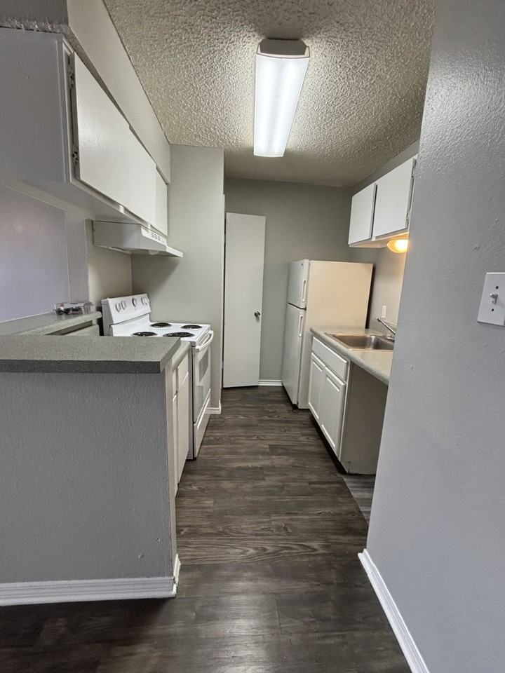 1609 W Schunior St #1406 - Photo 3 of 17