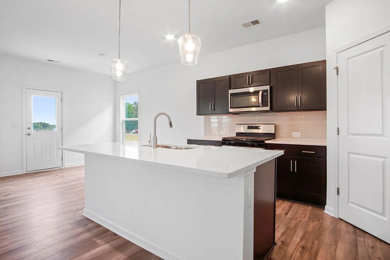 1005 Starmoss Ln - Photo 4 of 30