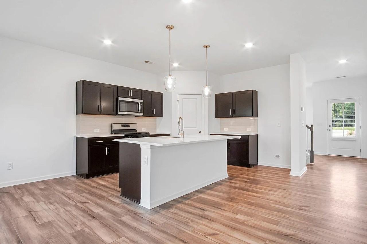 1005 Starmoss Ln - Photo 5 of 30