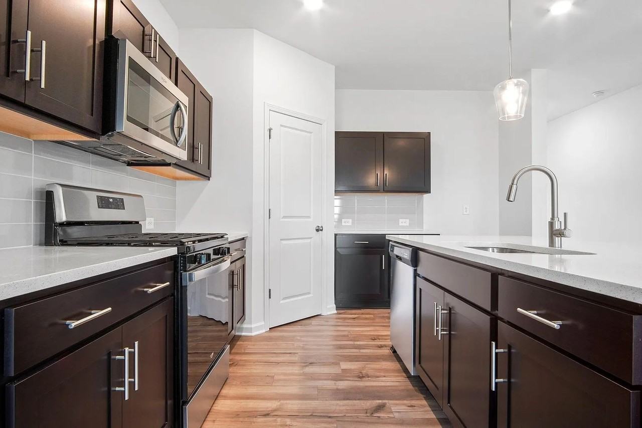 1005 Starmoss Ln - Photo 6 of 30