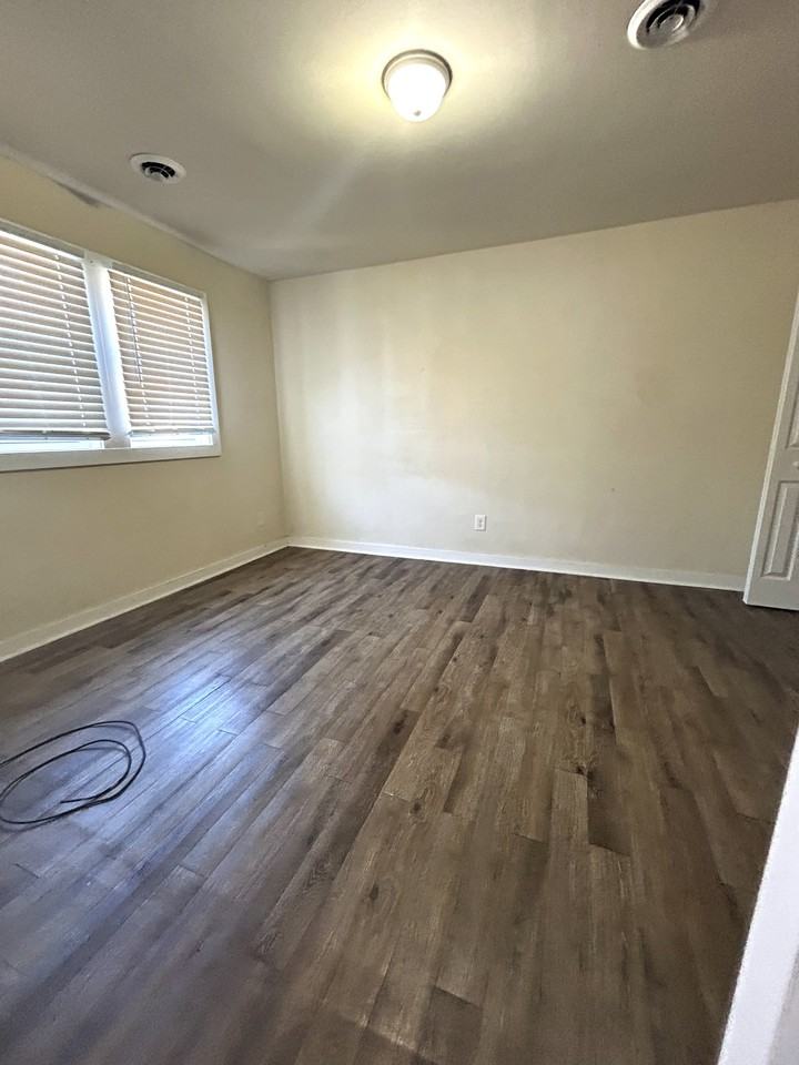 2405 Bay St #13 - Photo 3 of 6