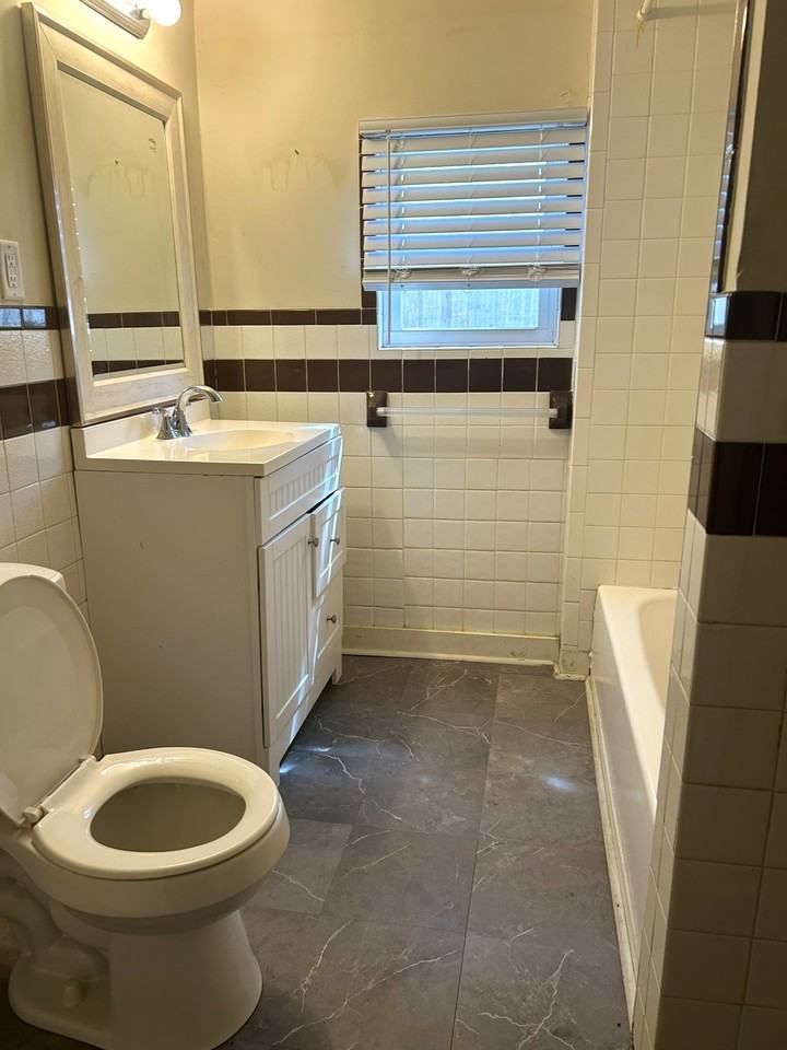 2405 Bay St #13 - Photo 4 of 6