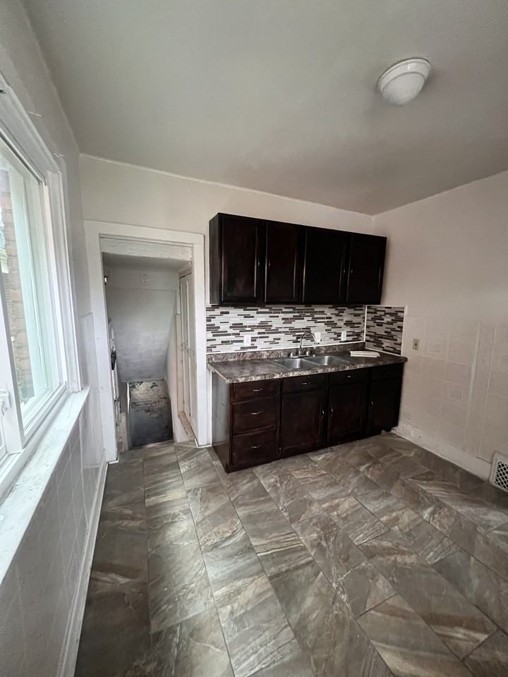 3259 W Philadelphia St #1 - Photo 5 of 16