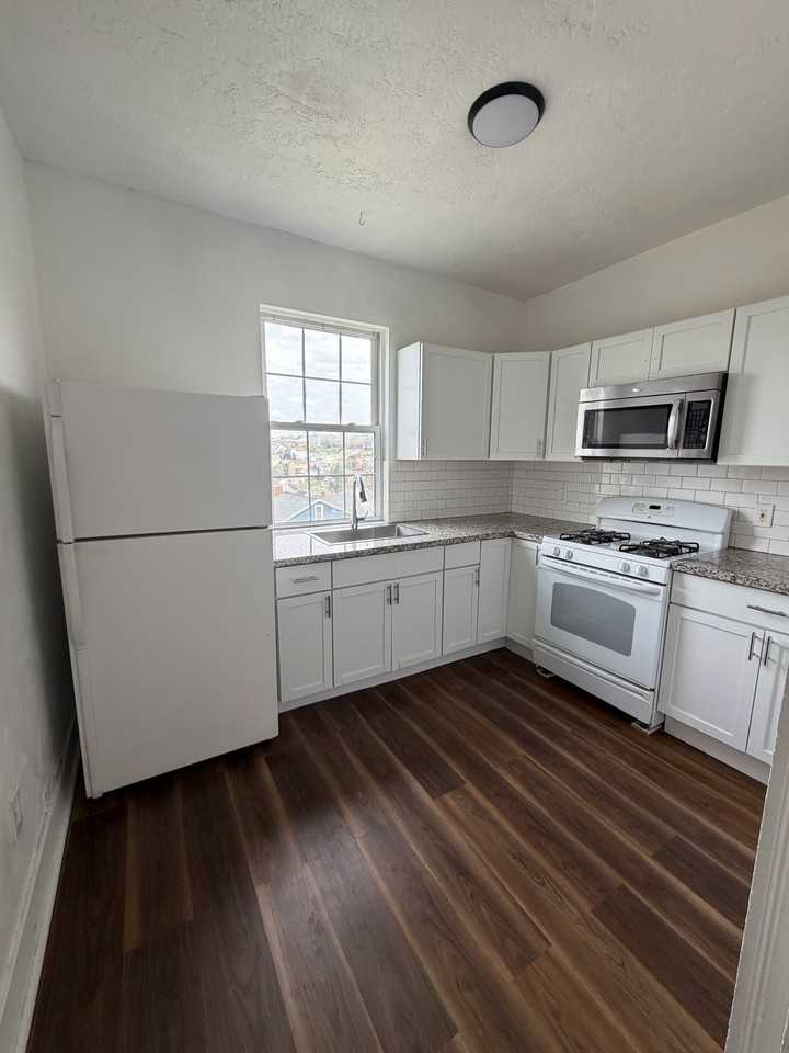 1125 Amanda St #2 - Photo 3 of 9