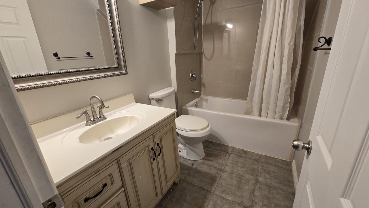422 Cannon St E #2 - Photo 4 of 23