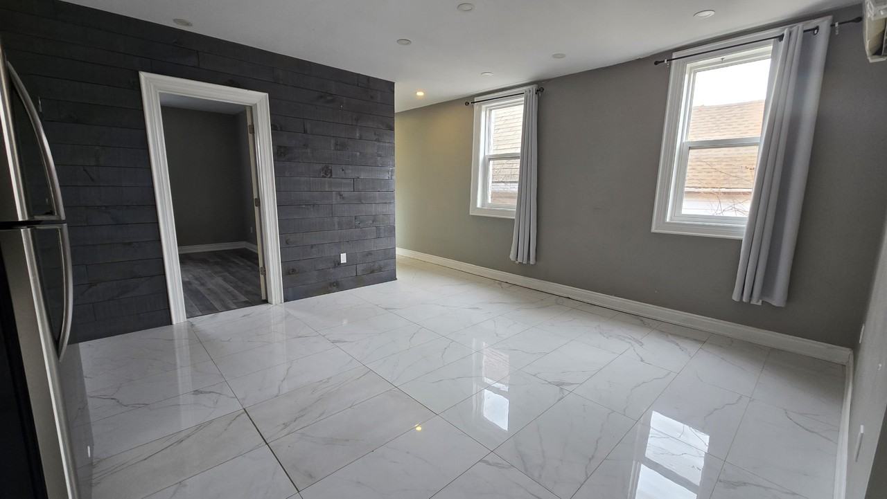 76 Burlington St E #2UPPER - Photo 2 of 15