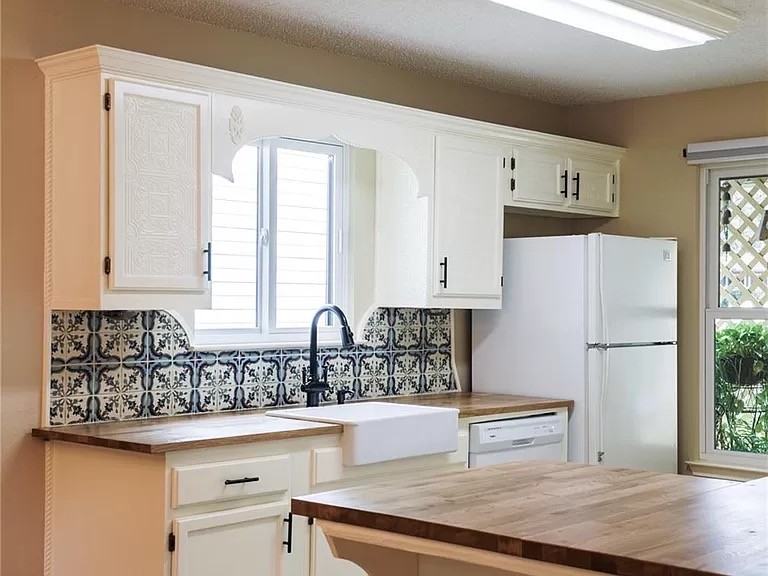 5809 Avery Island Ave - Photo 3 of 10
