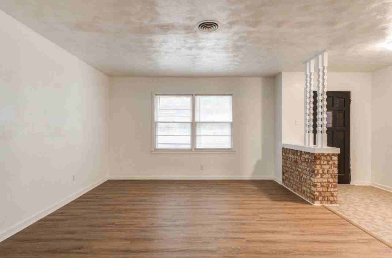 1506 E 2nd St #1 - Photo 4 of 32