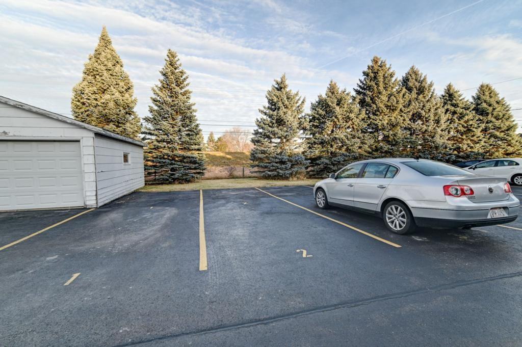 112 W Klubertanz Dr ##Apt - Photo 4 of 25