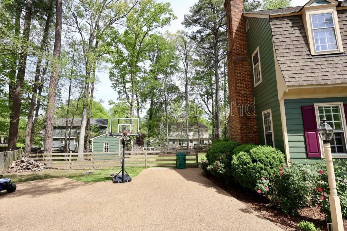 10502 Crowncrest Ct - Photo 3 of 10