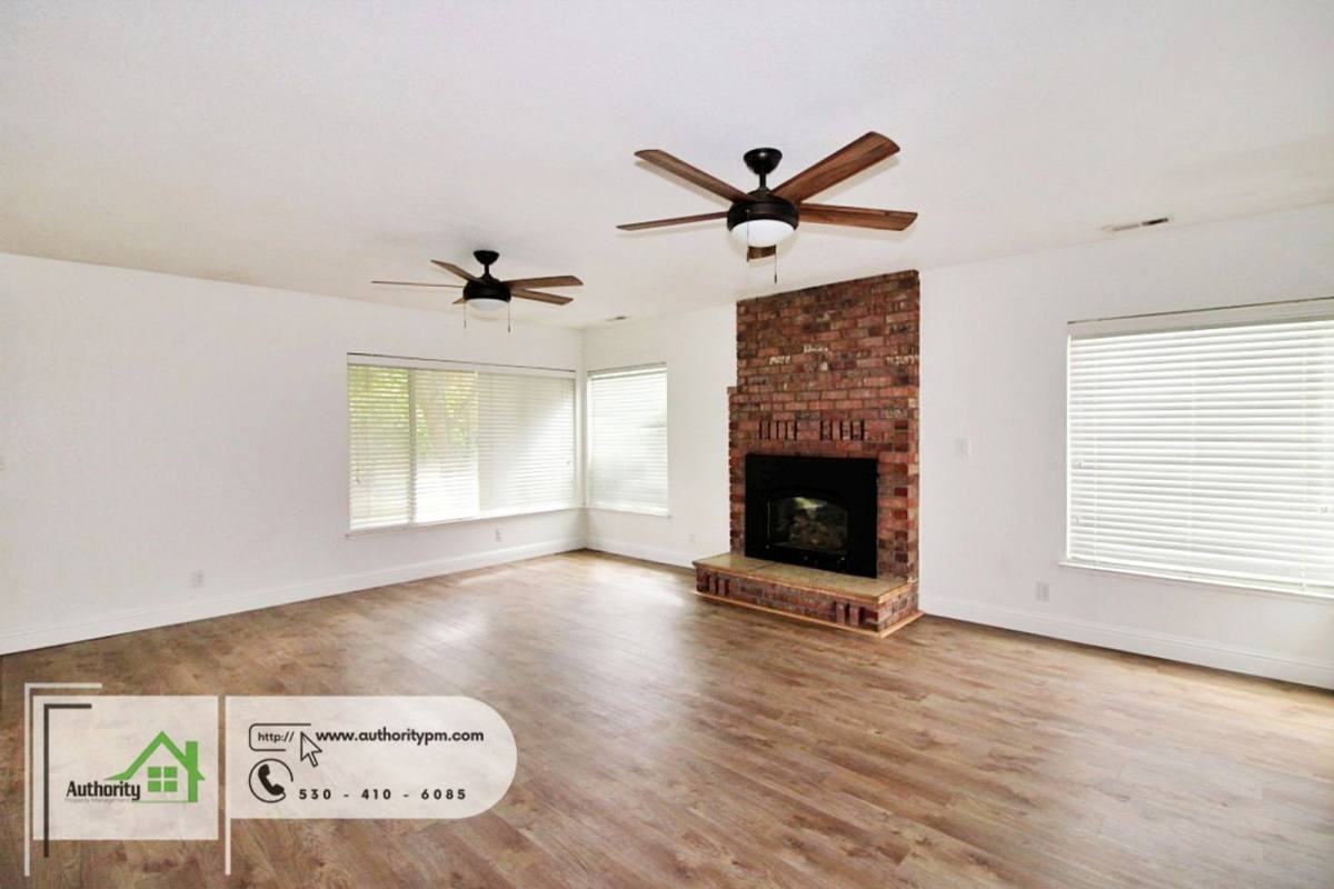 2390 N Dr - Photo 5 of 10