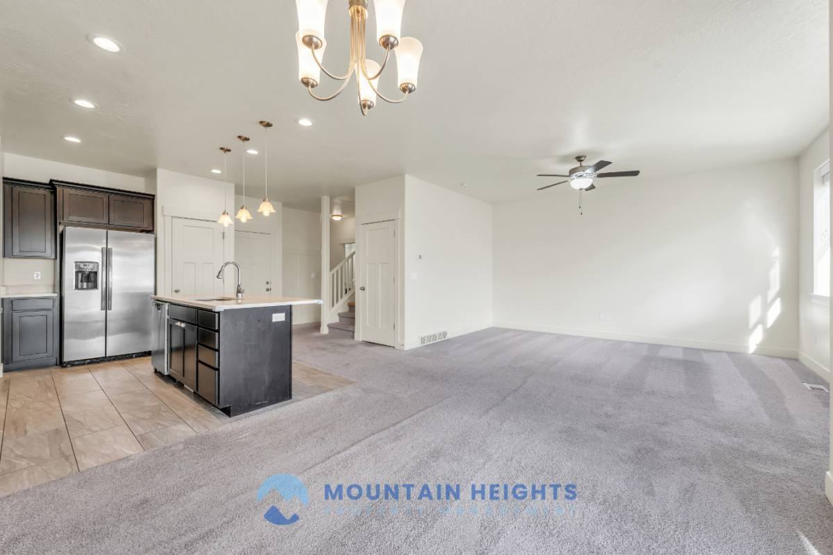 607 E Sawback Ln - Photo 3 of 10