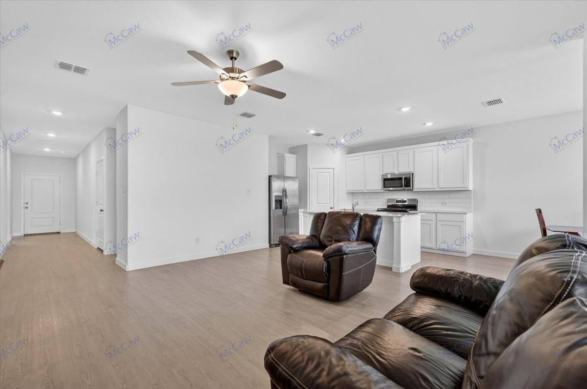 1306 Eclipse Ln - Photo 2 of 10
