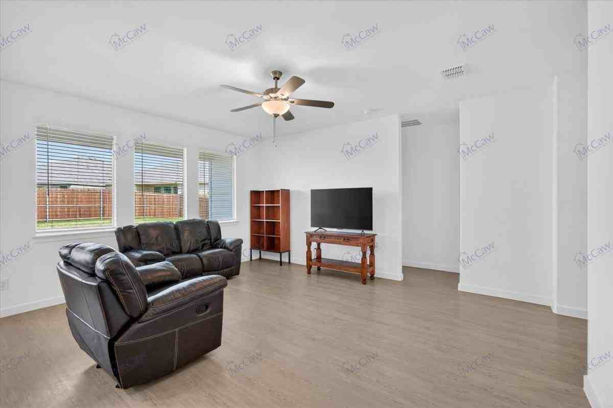 1306 Eclipse Ln - Photo 3 of 10