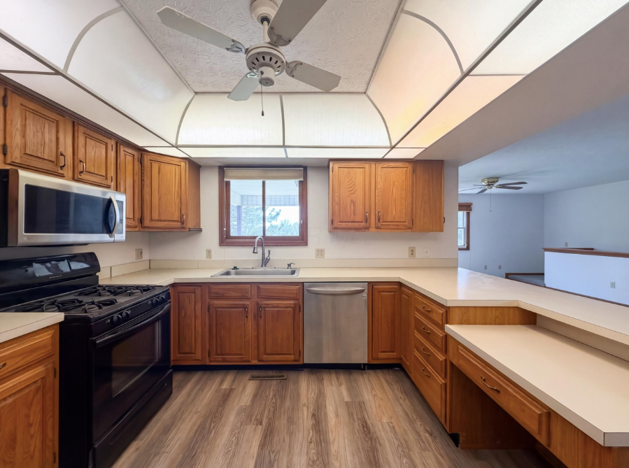 610 Executive Blvd - Photo 3 of 29