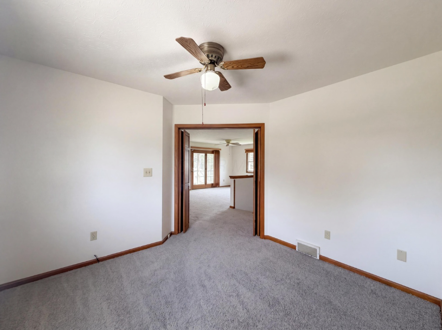 610 Executive Blvd - Photo 7 of 29