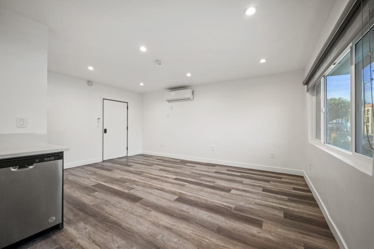 1325 W 36th St - Photo 6 of 21