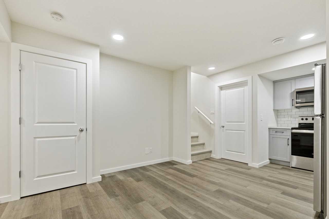 23 Heirloom Boulevard SE, Calgary - Photo 4 of 11