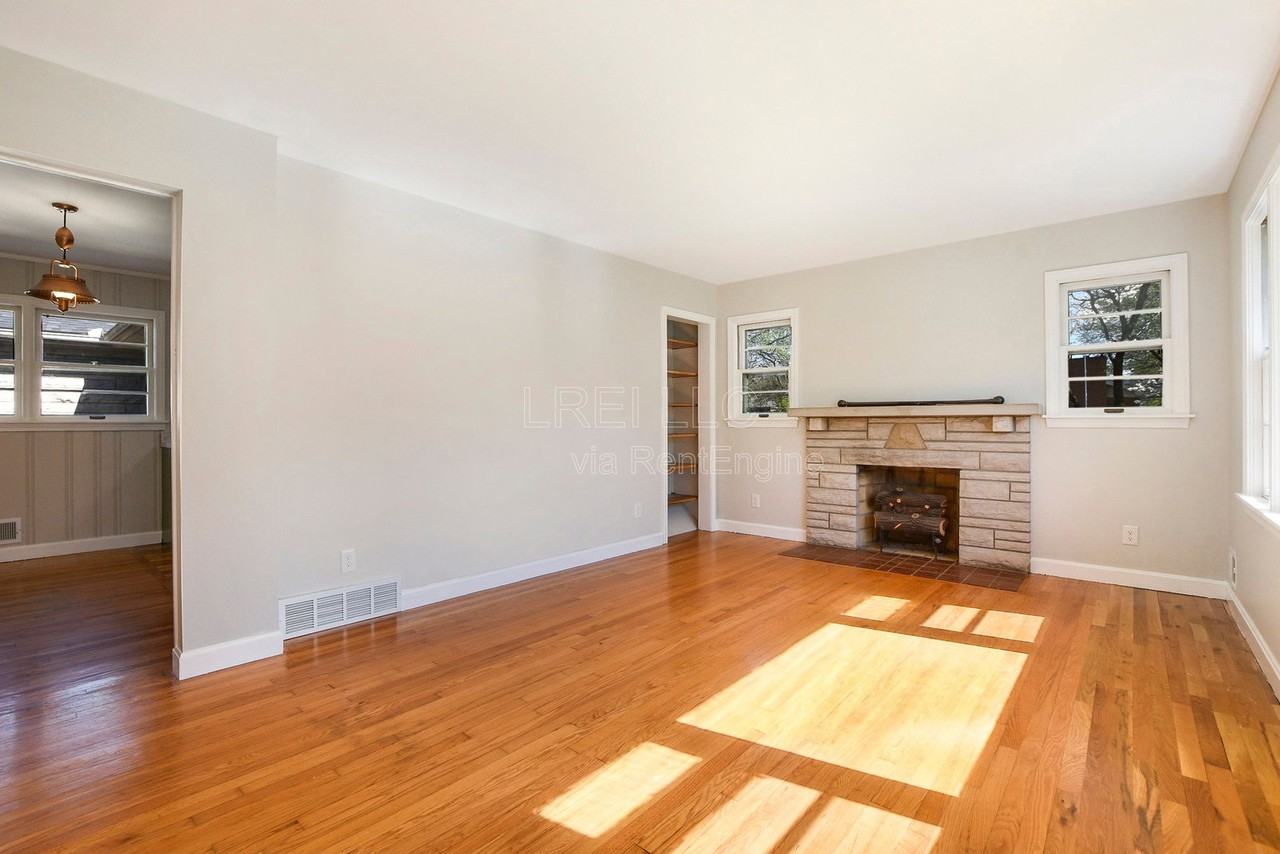 405 Westwood Dr - Photo 2 of 15