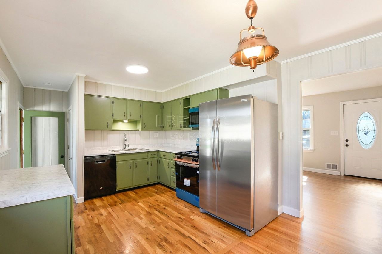 405 Westwood Dr - Photo 3 of 15