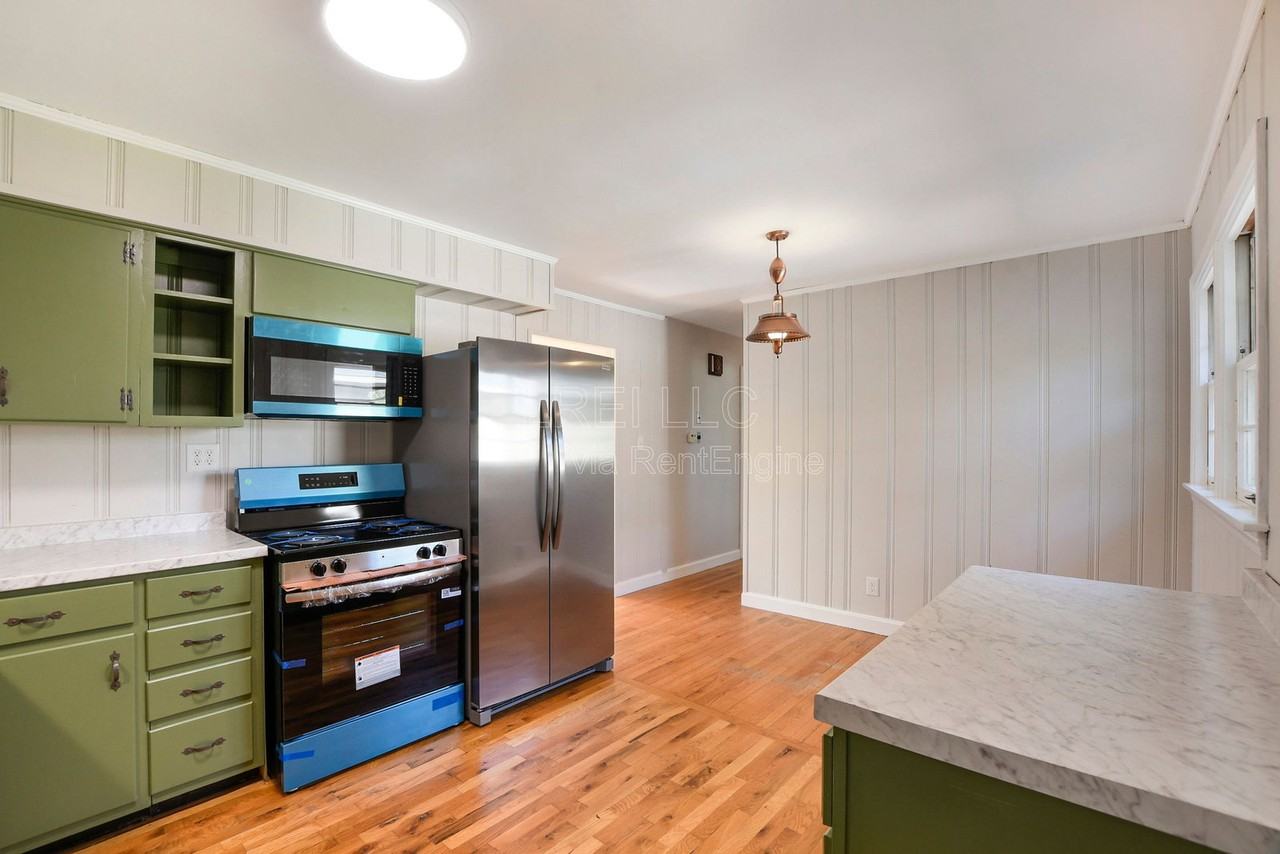 405 Westwood Dr - Photo 4 of 15