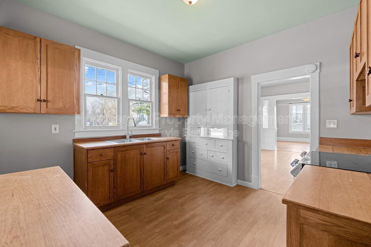 922 4th St - Photo 2 of 25