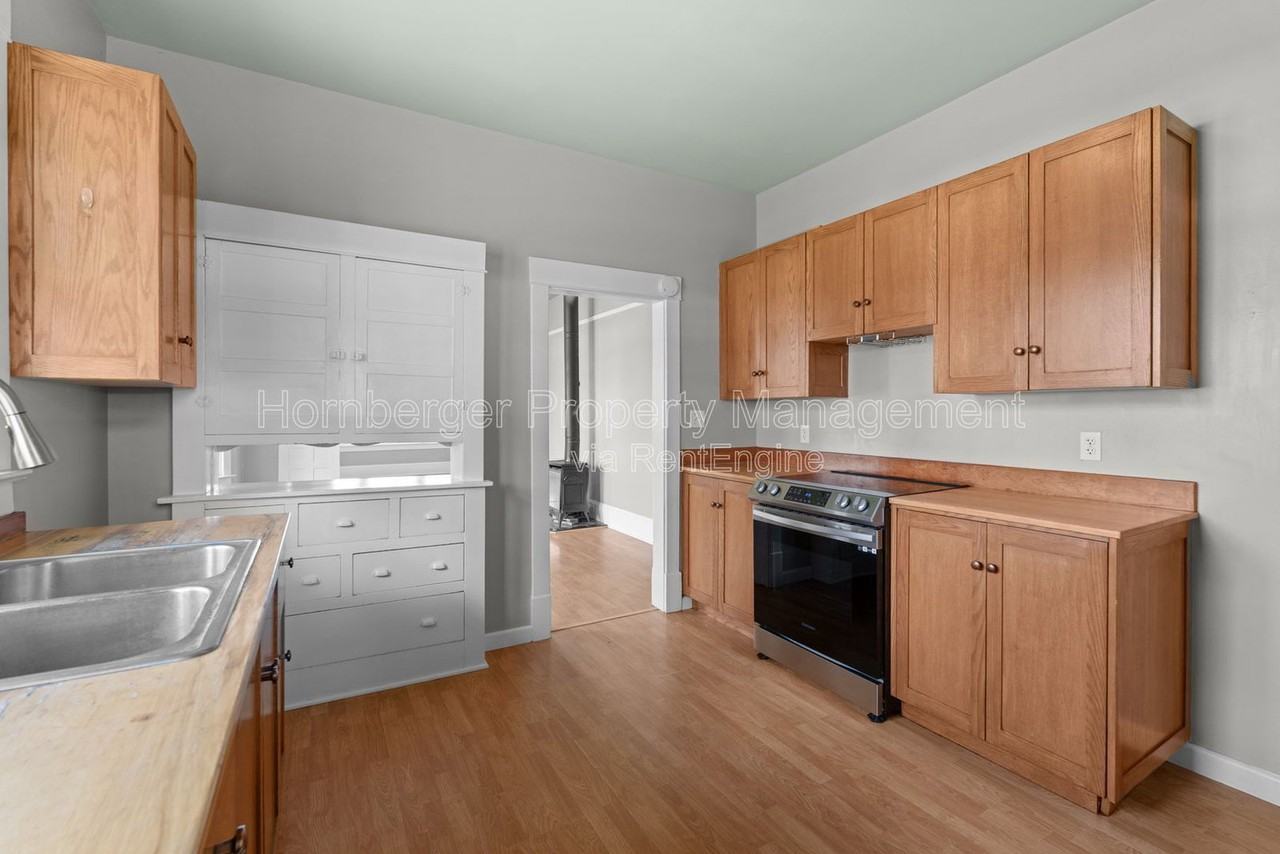 922 4th St - Photo 3 of 25