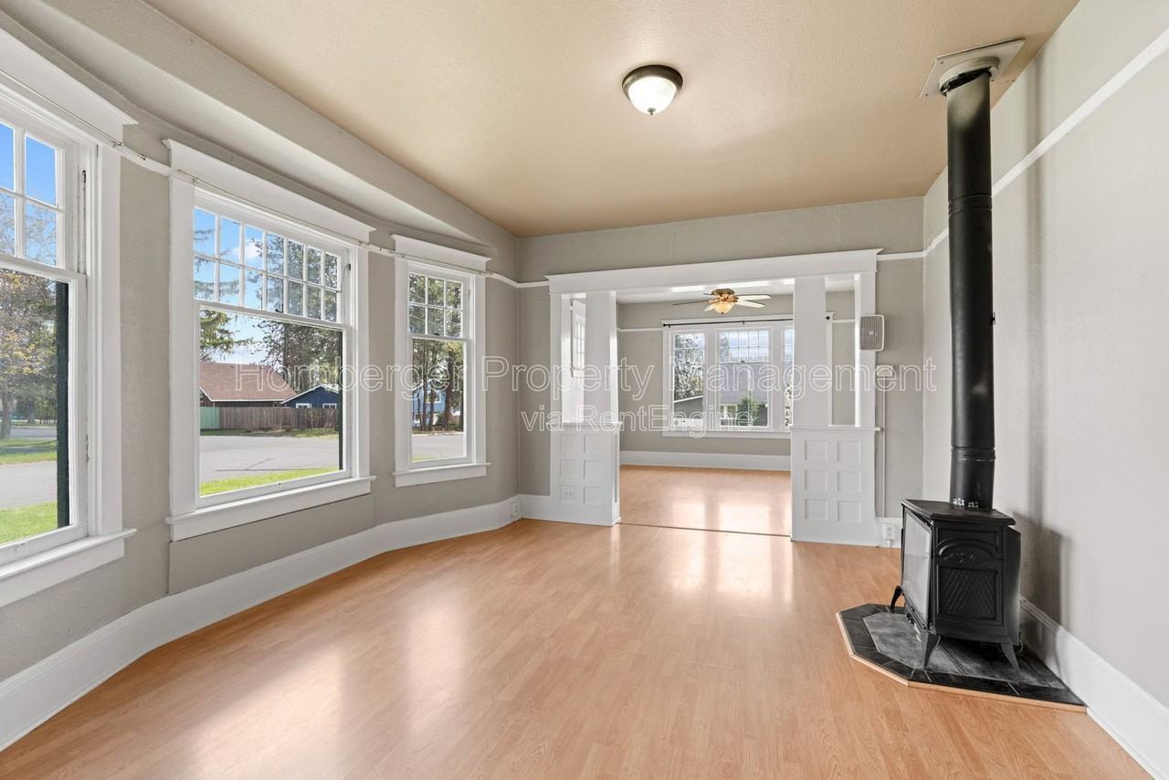 922 4th St - Photo 4 of 25