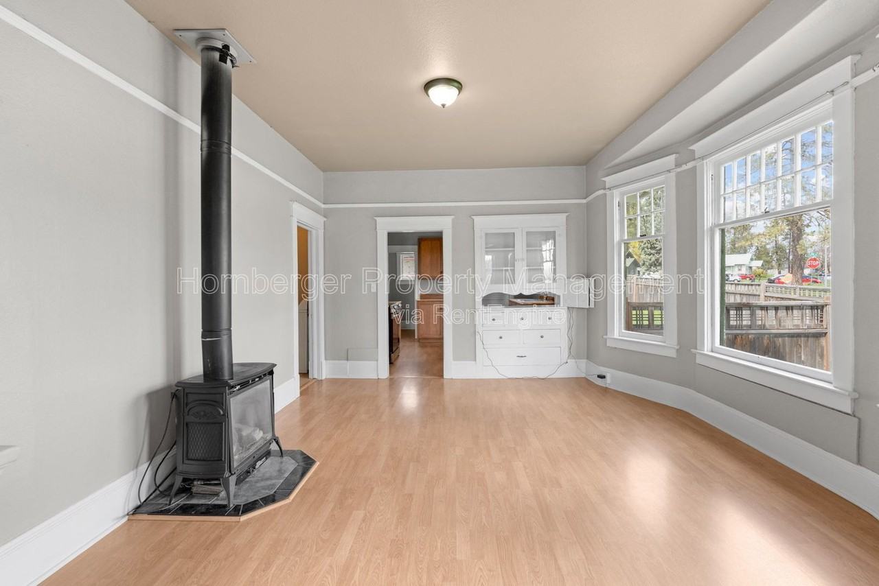 922 4th St - Photo 5 of 25