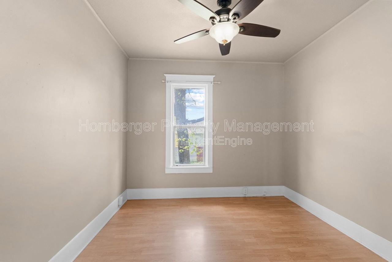 922 4th St - Photo 6 of 25