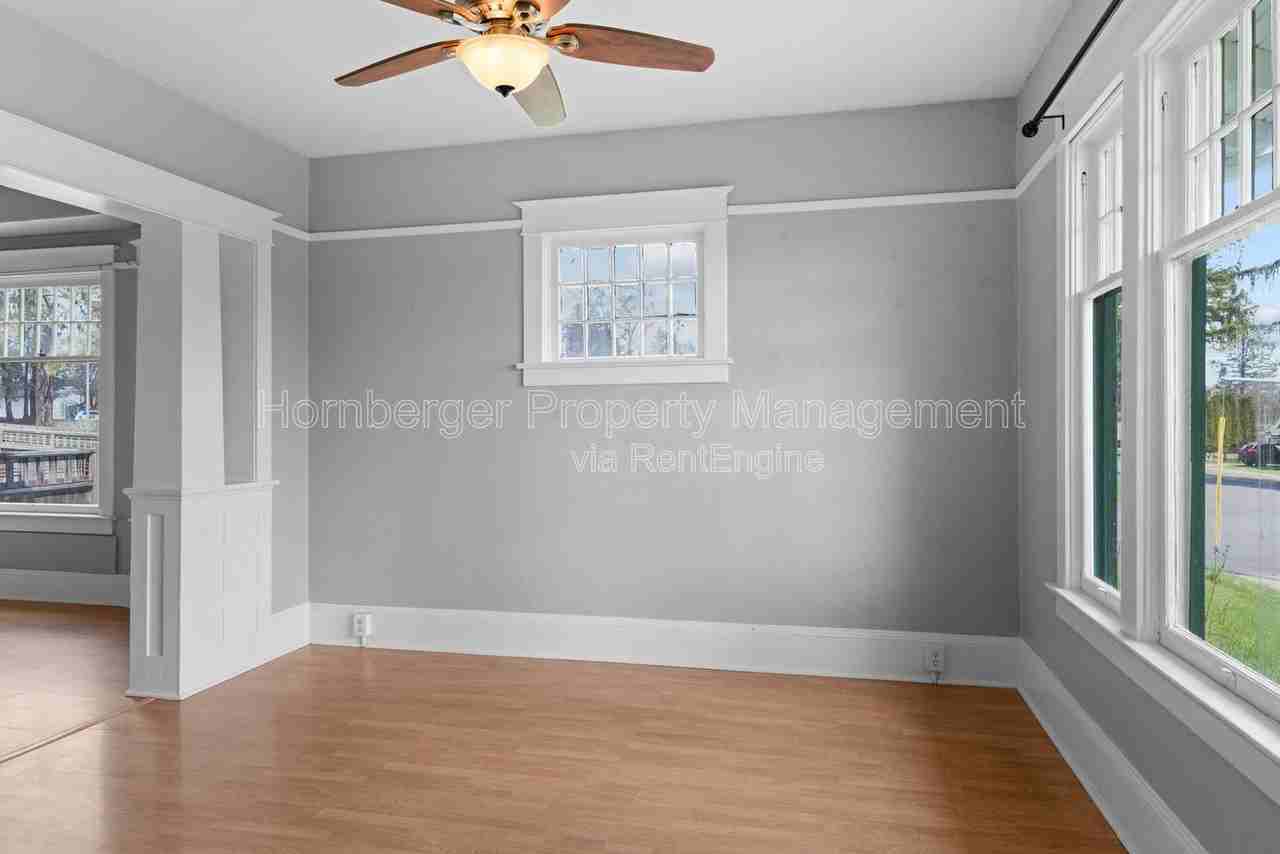 922 4th St - Photo 7 of 25