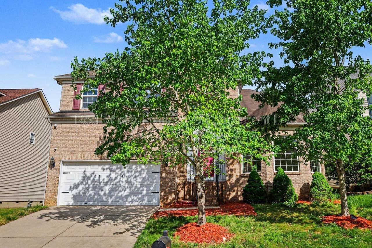 2119 Baggins Ln - Photo 4 of 36