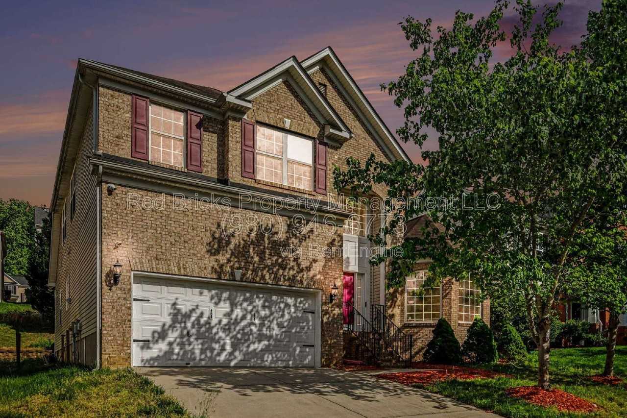 2119 Baggins Ln - Photo 2 of 36