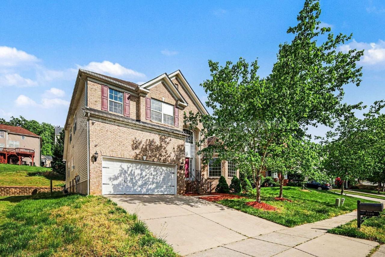 2119 Baggins Ln - Photo 3 of 36