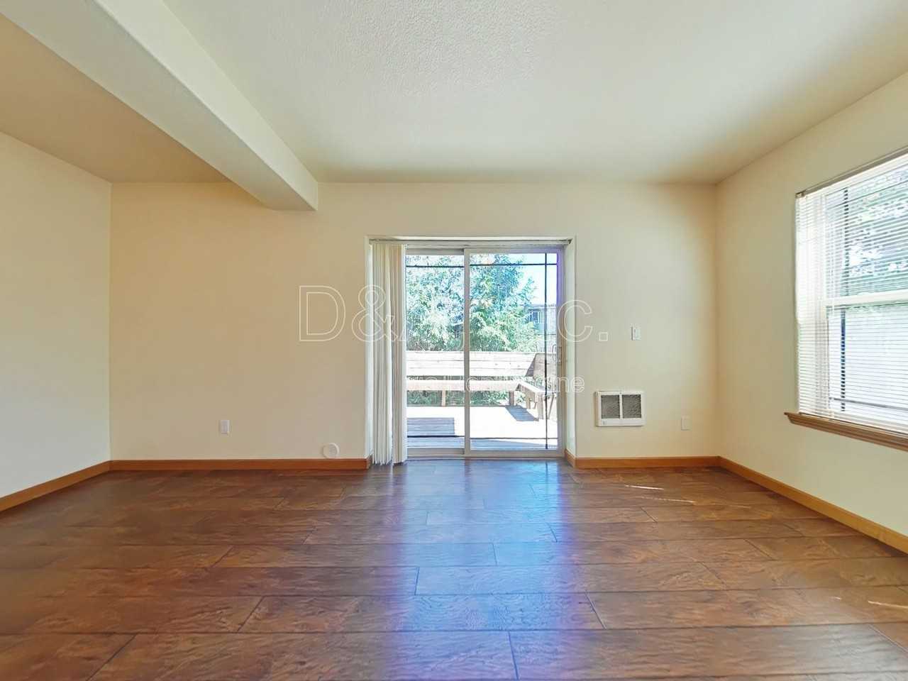 555 Nw Polk Ave - Photo 4 of 20