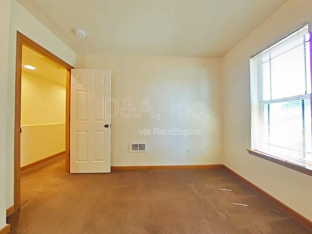 555 Nw Polk Ave - Photo 6 of 20