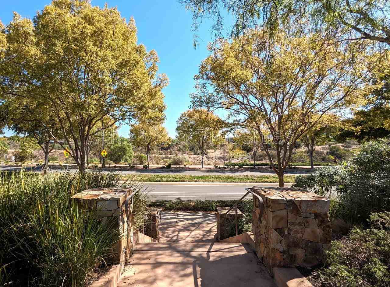 8421 Kern Cres - Photo 4 of 37