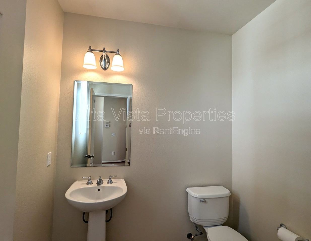 8421 Kern Cres - Photo 6 of 37