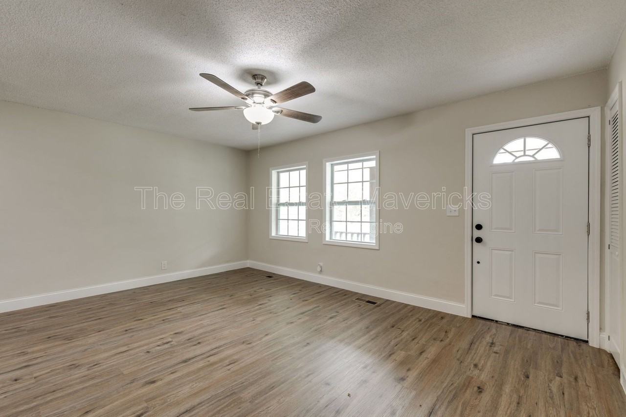 1104 Indian Ave - Photo 3 of 13