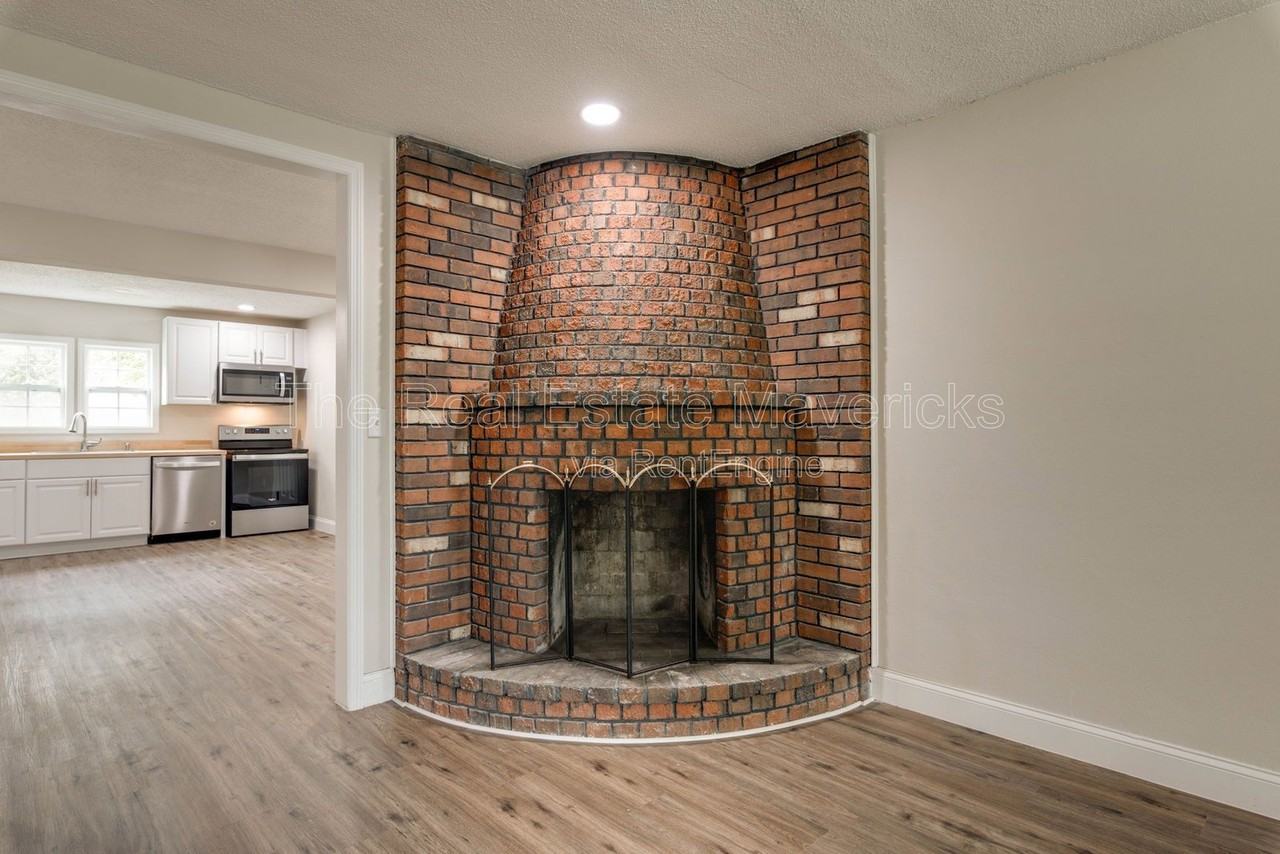 1104 Indian Ave - Photo 4 of 13