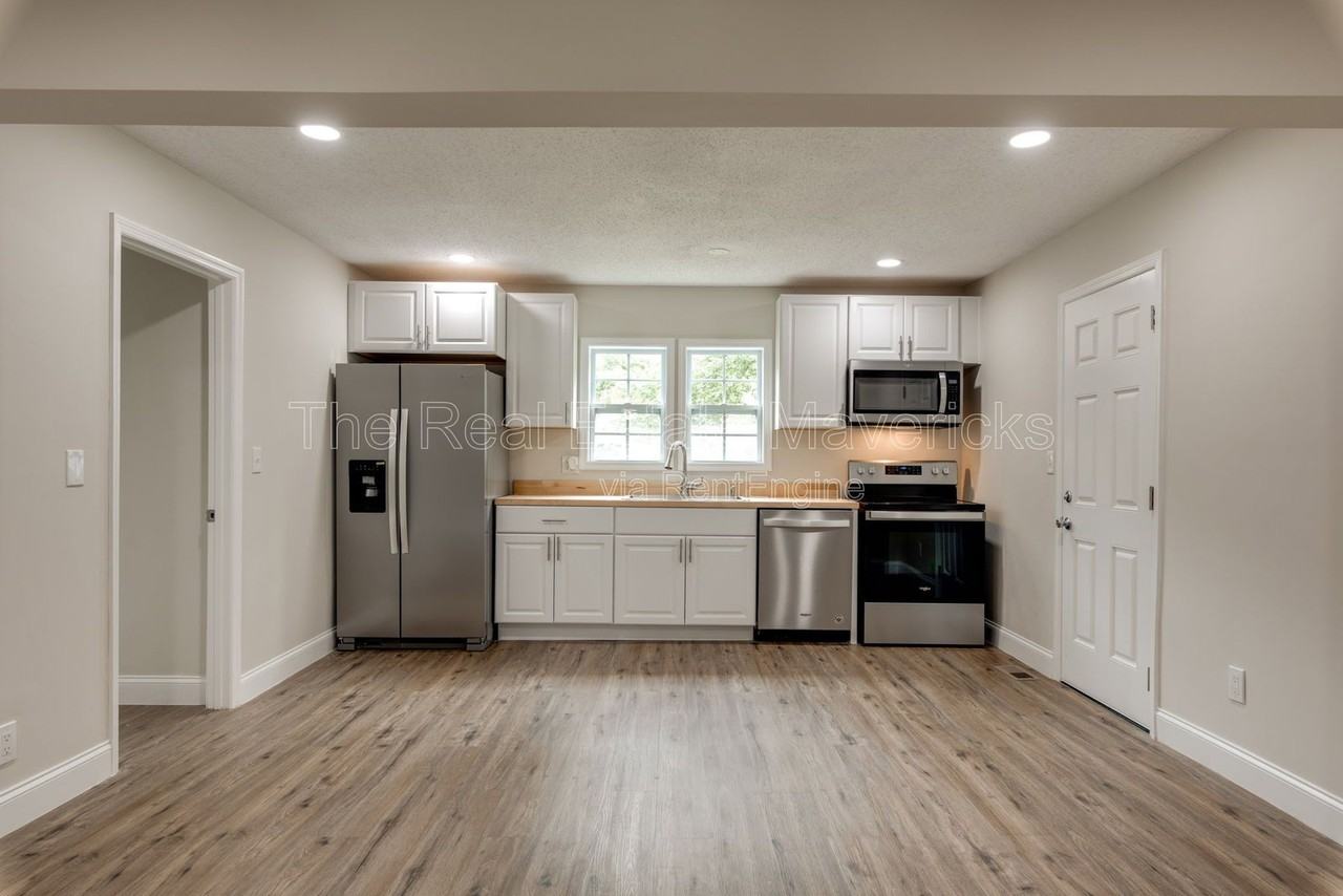 1104 Indian Ave - Photo 5 of 13