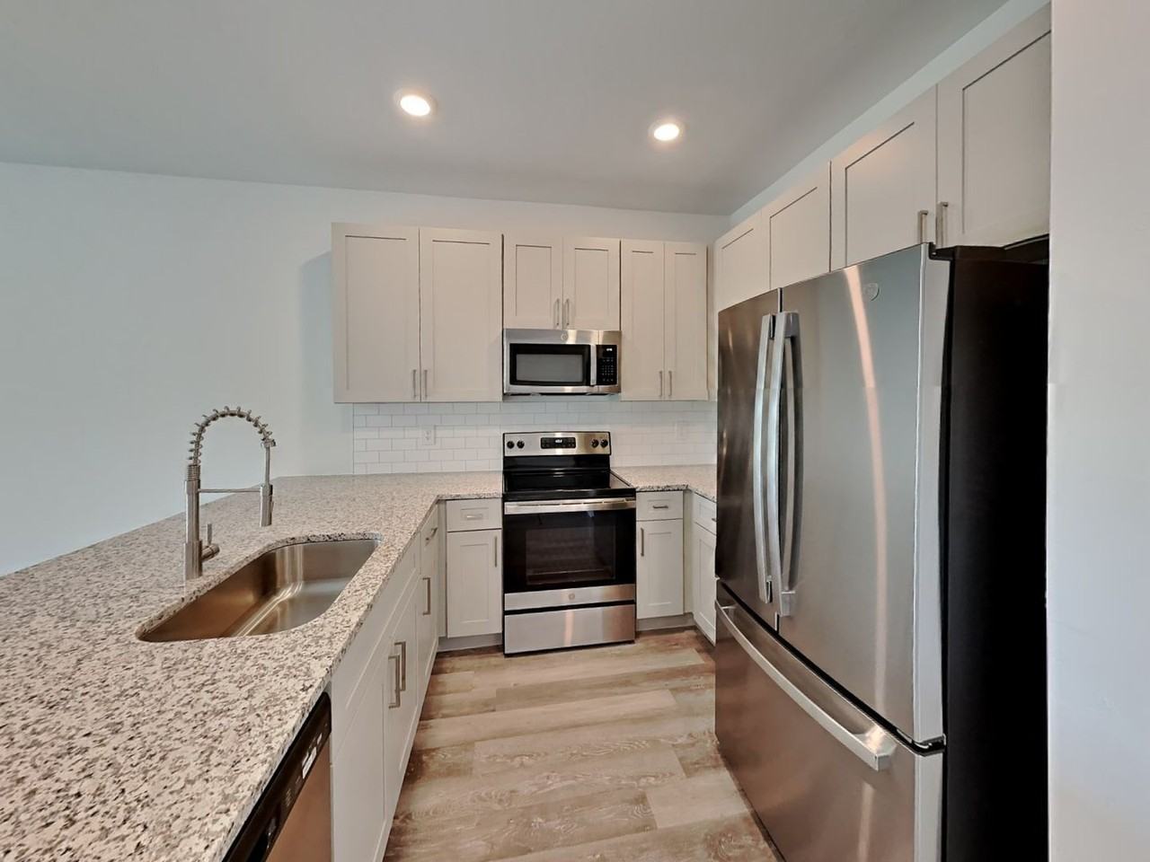 615 Se 8th St - Photo 2 of 19
