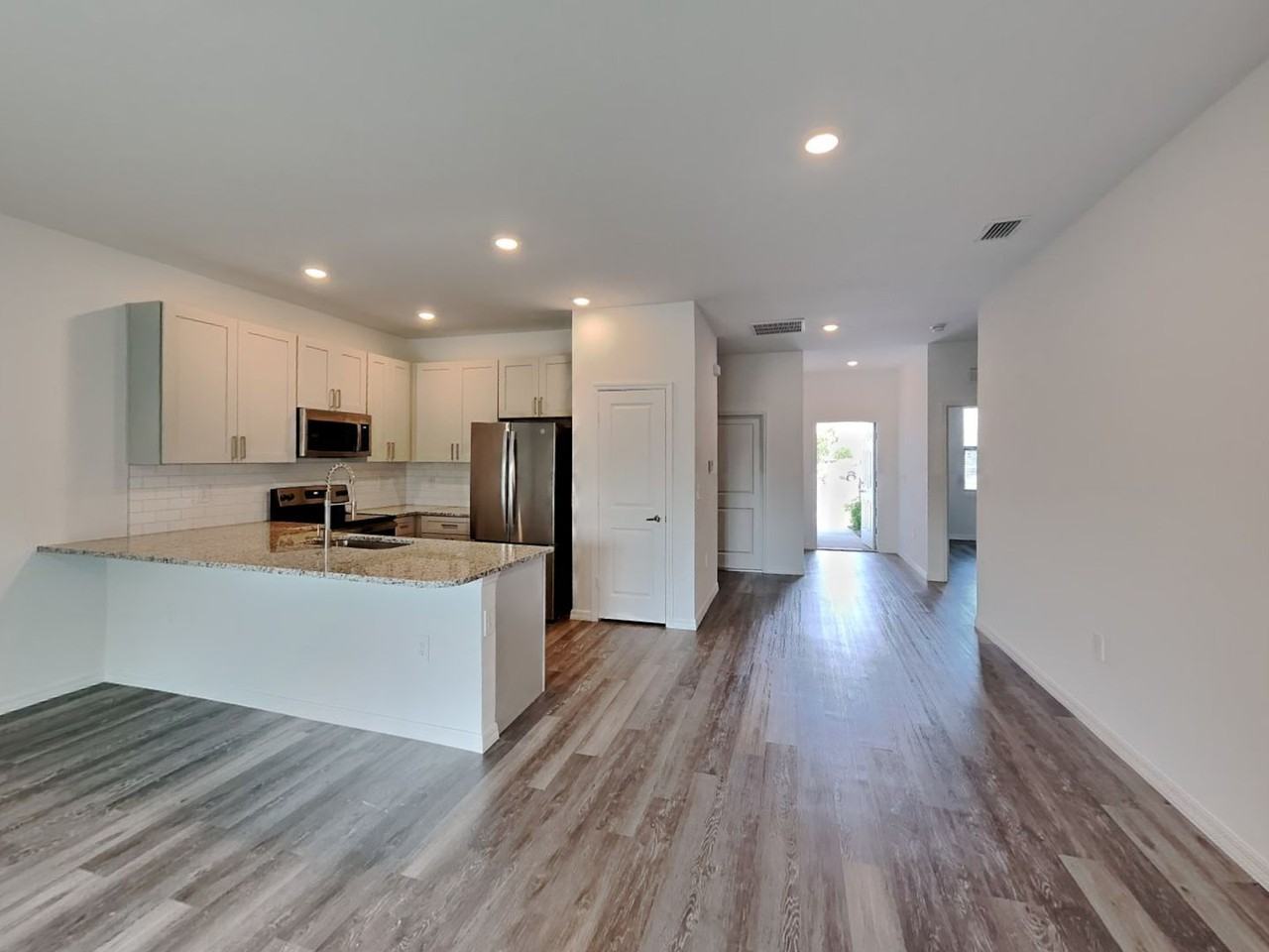 615 Se 8th St - Photo 3 of 19